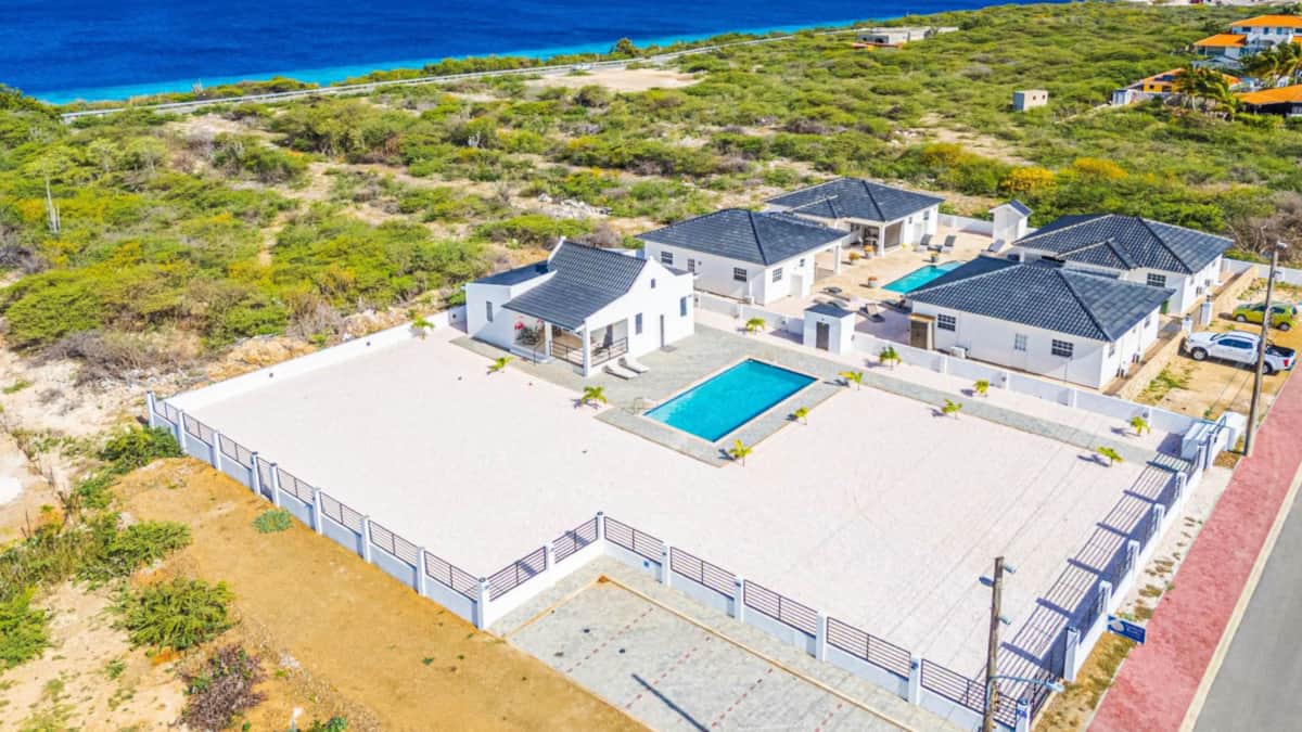 Luchtfoto van Villa Carolina en park AyoBonaire met de zee