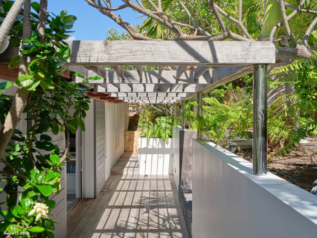 Entrance of Villa Pointe Milou surrounded by greenery