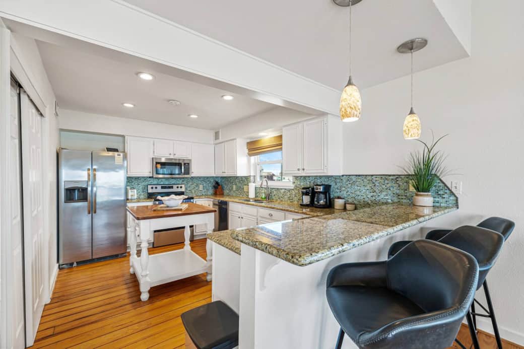 Additional seating at the bar to enjoy a homemade meal or converse. Additional seating at the bar to enjoy a homemade meal or converse.