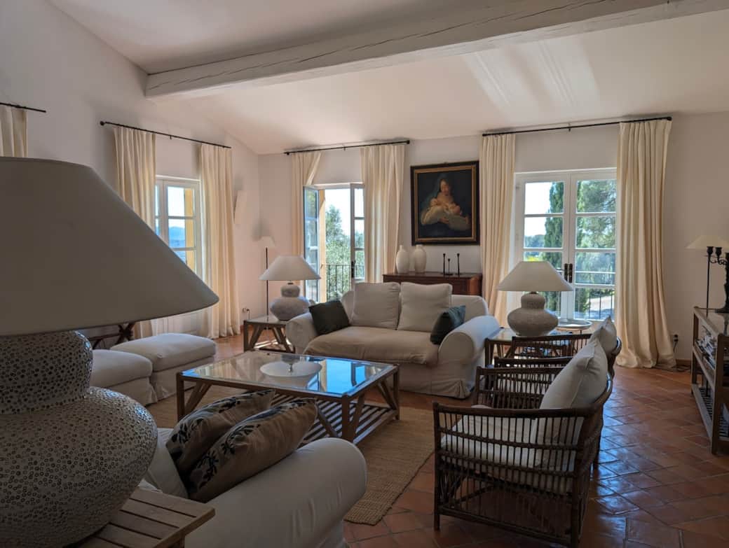 Deux canapés trés confortables, quatre fauteuils, des tabourets, on peut s'y retrouver, lire, se reposer  à l'heure de la sieste ou de l'apéritif.