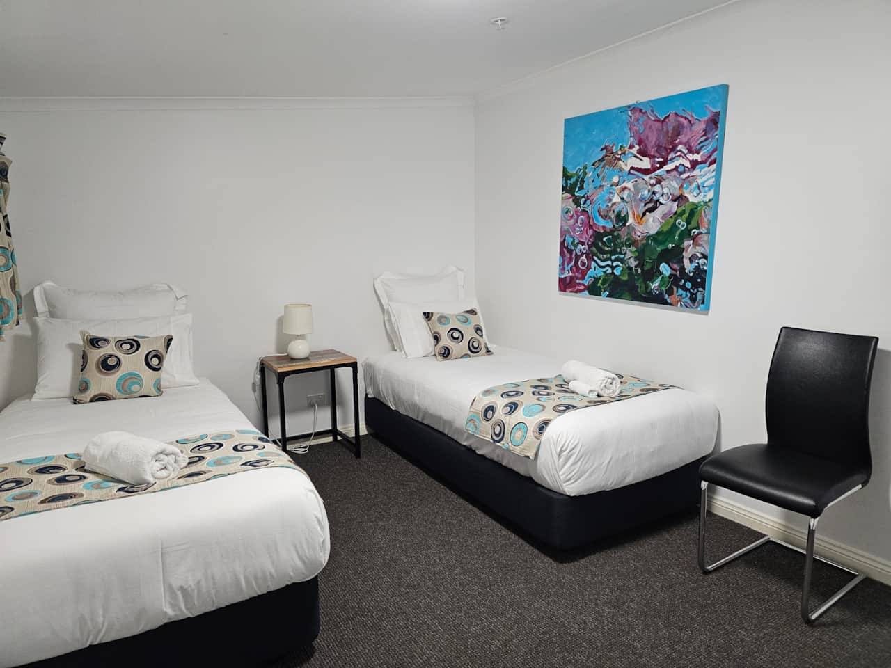 Aart Apartments loft No 2 singles / king bed 