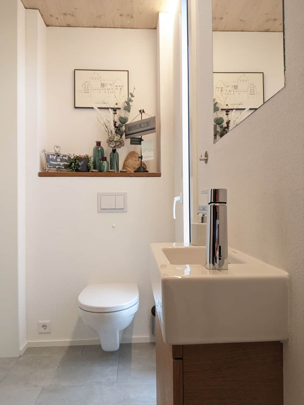 Modernes Gäste-WC mit Schuhtrockner und Waschtrockner