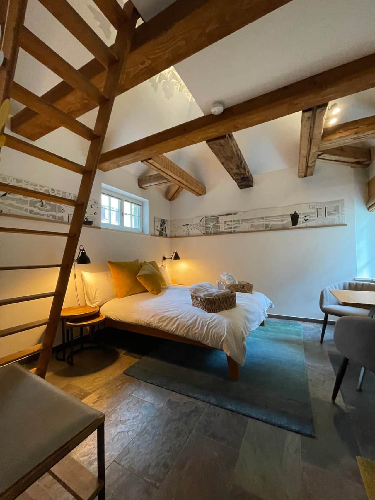 Bett und Leiter zum Dachstock