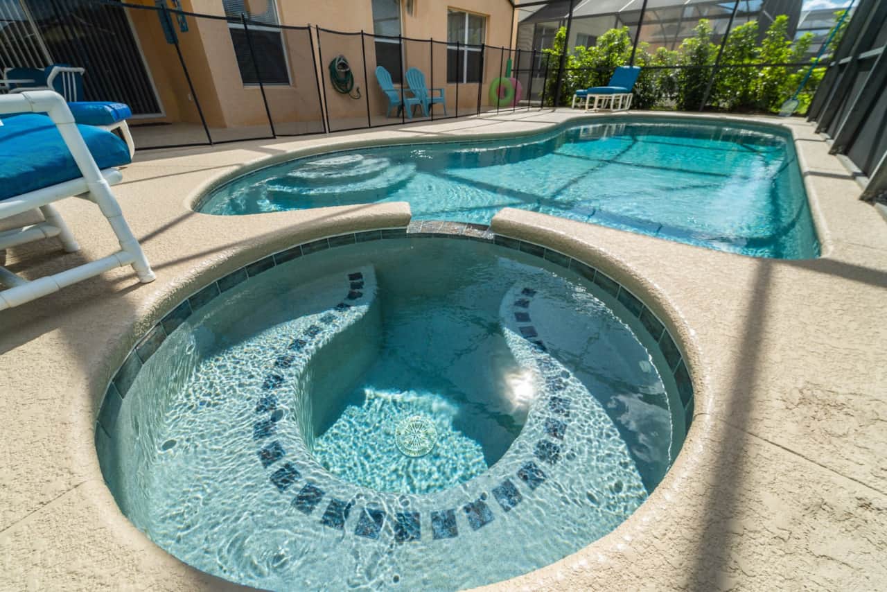 Your private pool and jacuzzi 