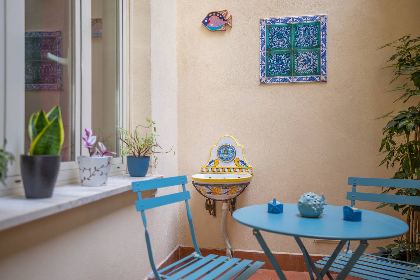 Piccolo cortile interno ad uso esclusivo con tavolo e sedie dove rilassarsi