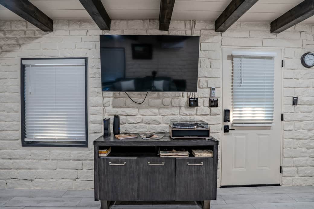 Entertainment center 