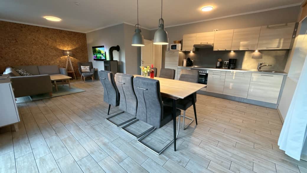 03 ferienhaus sonne fehmarn wohnen esstisch 01
