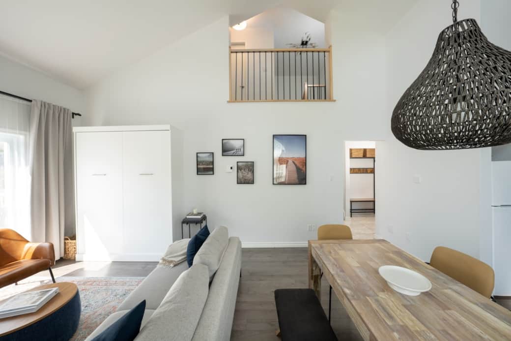 Grand lit escamotable situé dans l'espace de vie. Queen size Wall Bed located in the living area