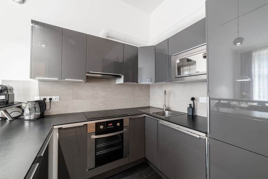 Kitchen has all the necessary amenities