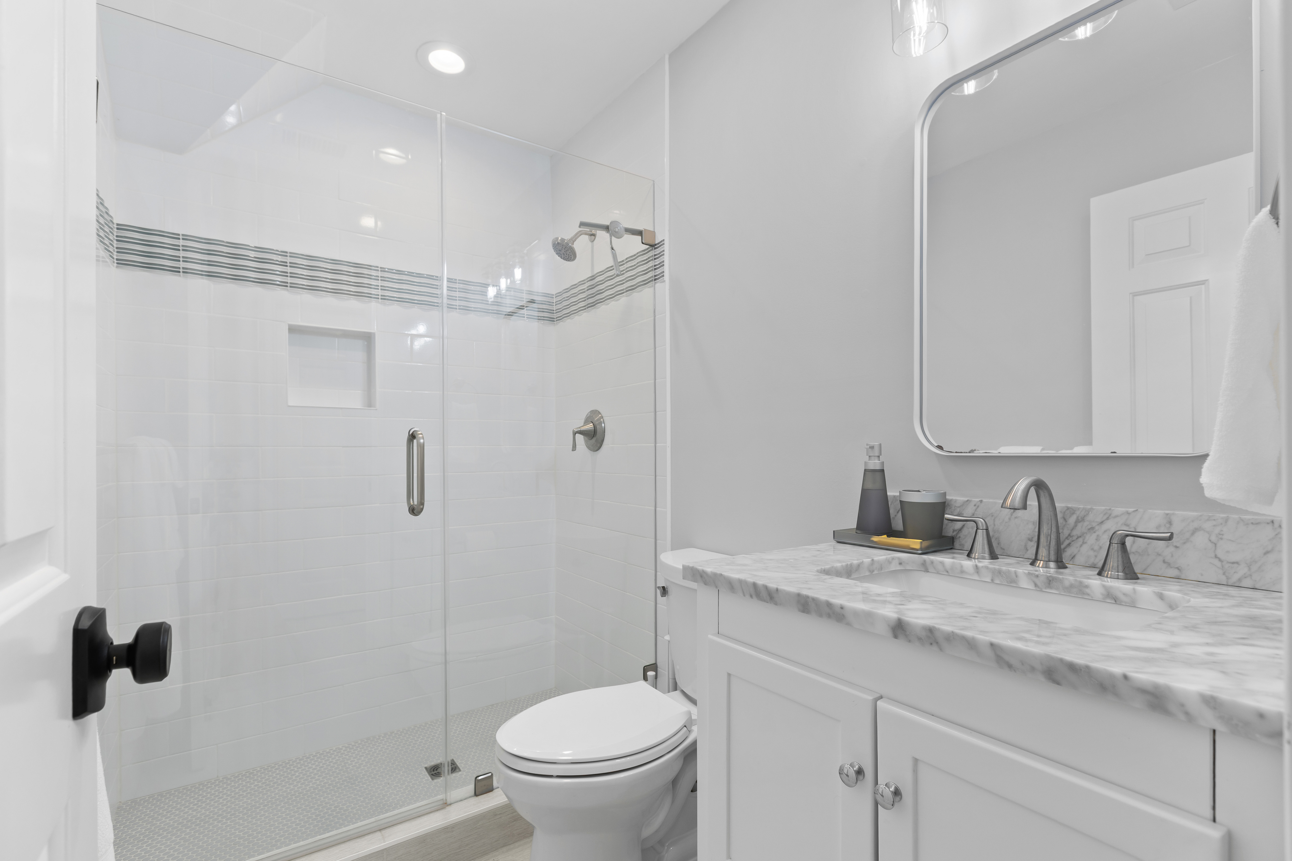 King bathroom (mid level) ensuite