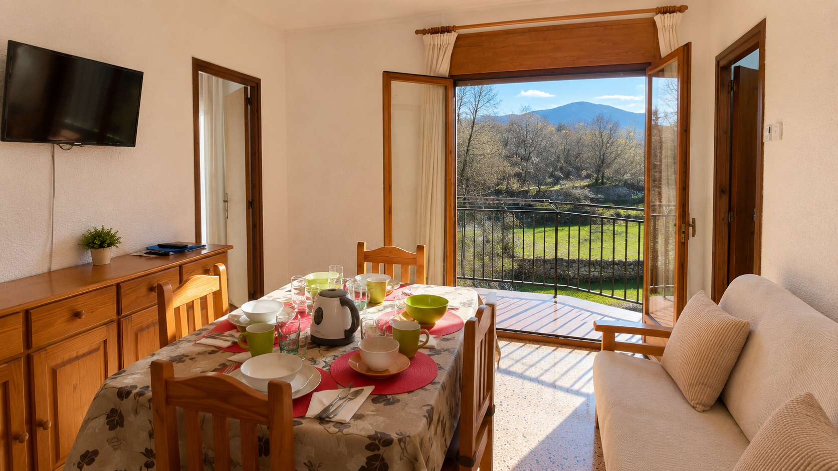 Menjador dels Apartaments Eliette amb vistes al Parc Natural del Cadí-Moixeró