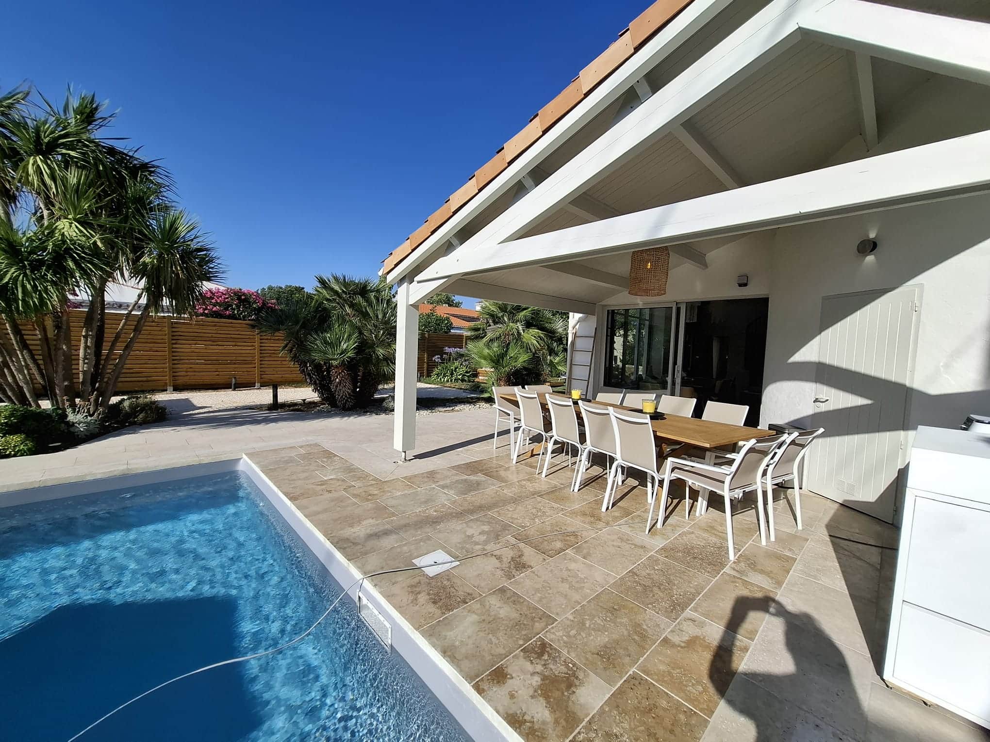 E Terrasse couverte devant piscine.jpeg