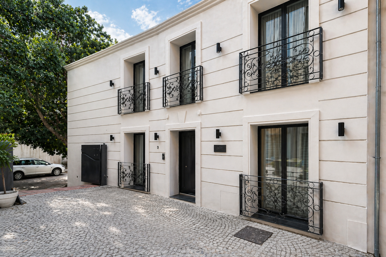 Rental12 Olbia moderne Fassade Außeneingang Balkone Innenhof natürliches Licht