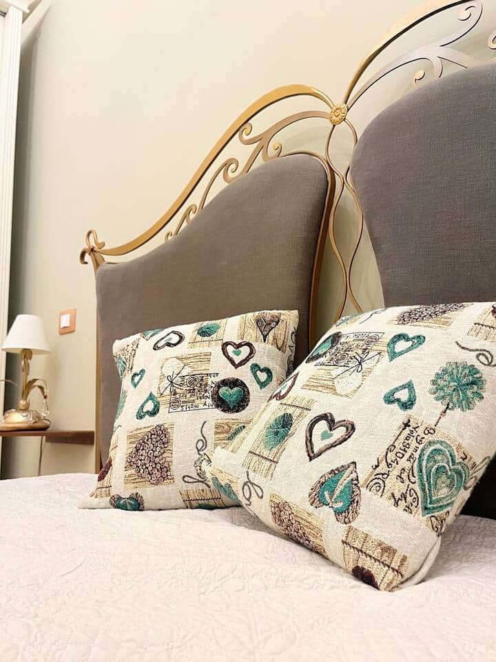Ogni elemento è scelto per parlarti di casa, amore e quiete. Il riposo qui diventa rituale.