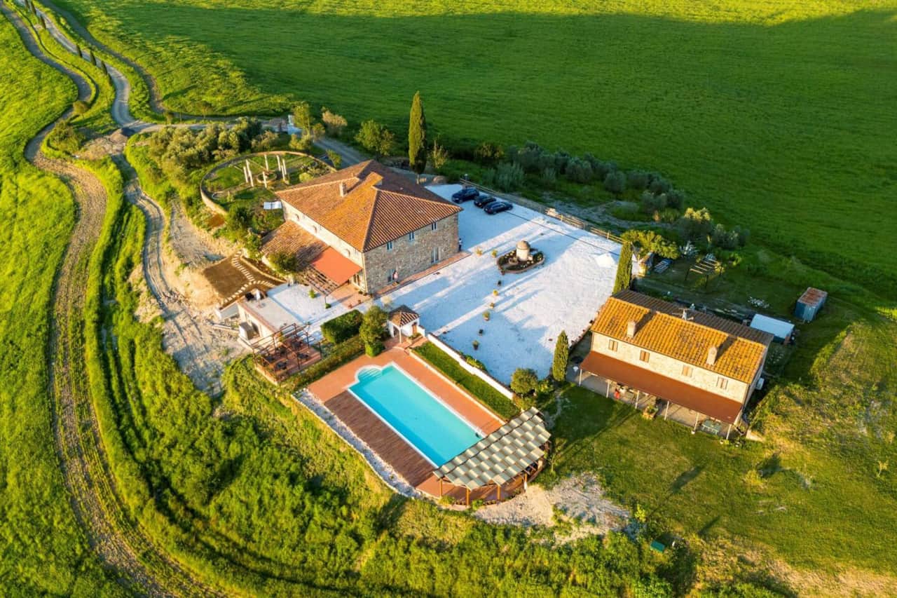 Poderino il sole, 2  stonehouses and the pool