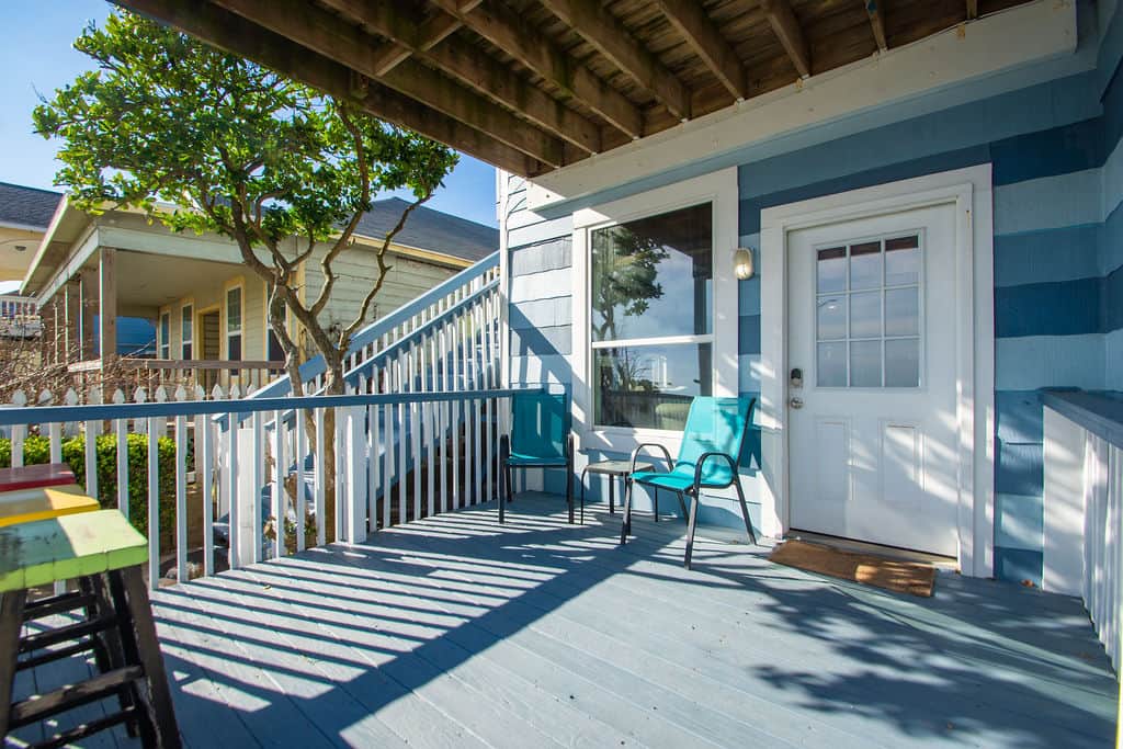 Cast A Waves (lower unit) porch. Cast A Waves (lower unit) porch.