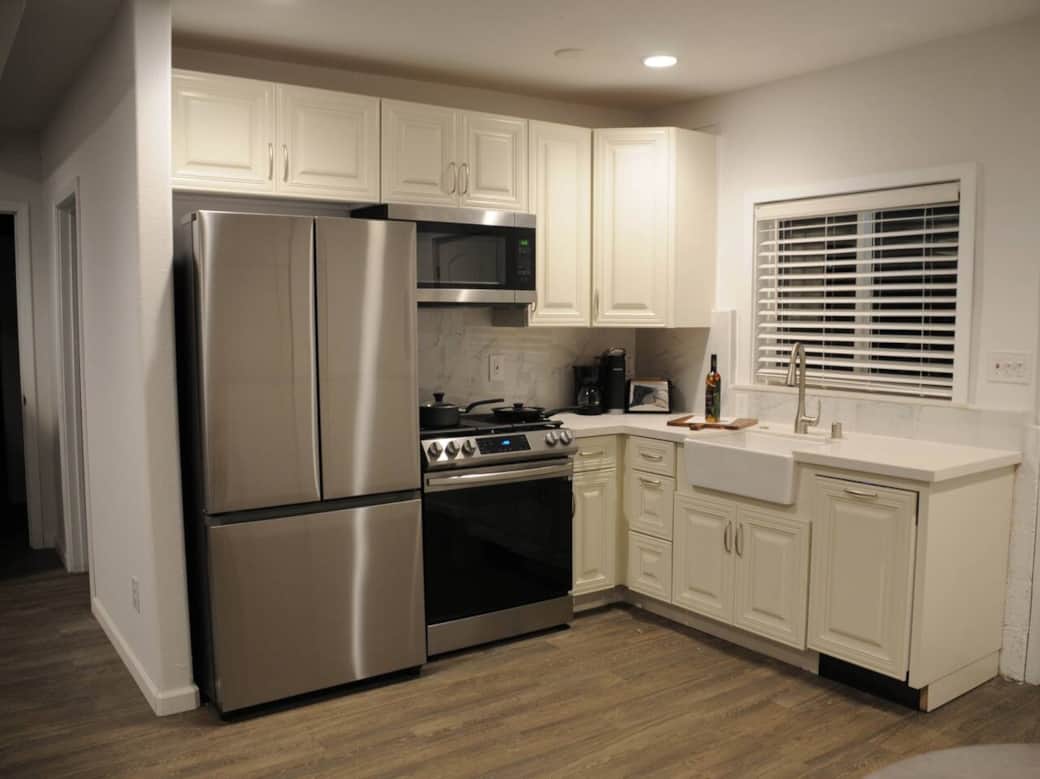 Kitchen
Includes:
Gas stove combo Convection oven
Large stainless steel oven
Dishwasher
Garbage disposal
Microwave
Kerig coffee maker
Regular coffee maker
Toaster
Cutlery 


