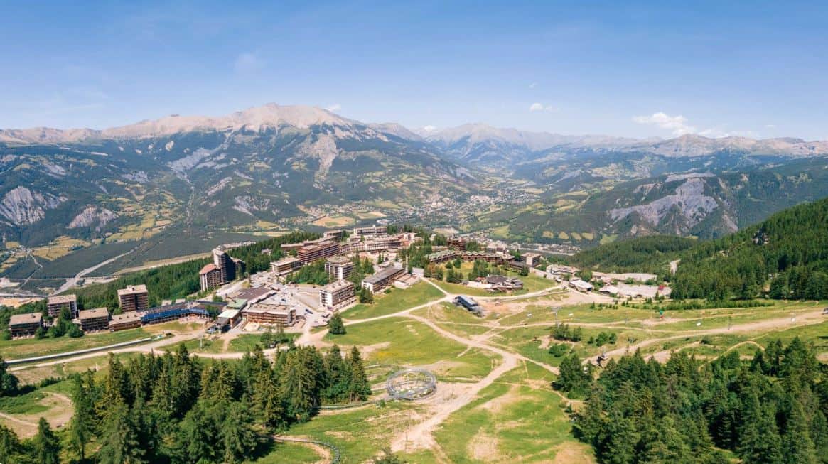 Skieur sur les pistes de Pra Loup dans la Vallée de l'Ubaye