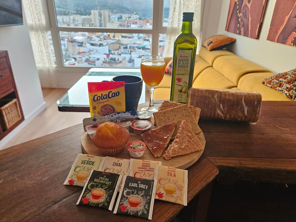 Disfruta de un desayuno completo con pan de sándwich, biscotes, mermelada, aceite de oliva virgen extra, café, té, zumo, repostería, nata, ColaCao y leche condensada. 
Todo incluido para que empieces el día con energía ☕