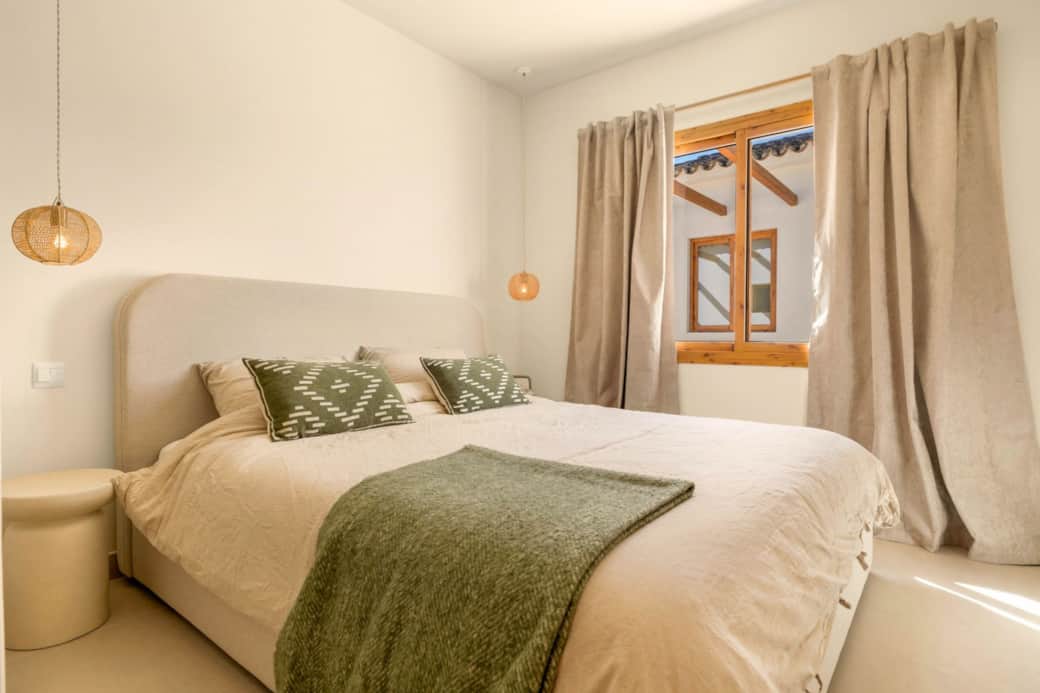 Main bedroom with kingsize bed Main bedroom with kingsize bed