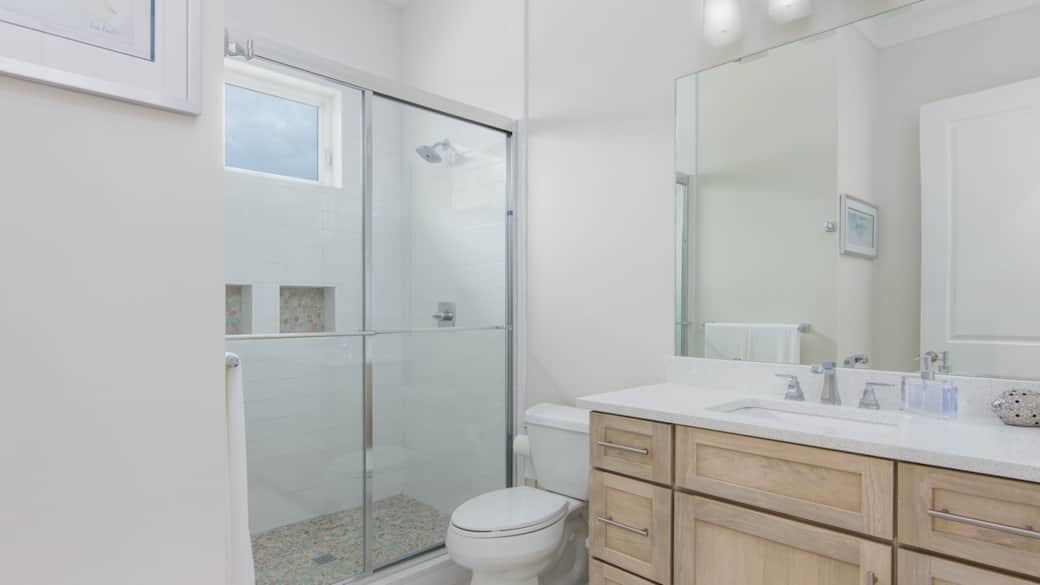 King Bathroom (Front)