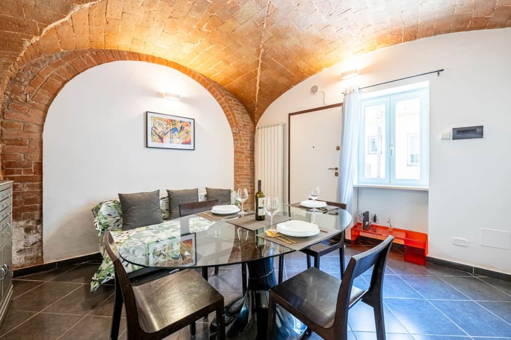 Zona pranzo composta da un ampio e comodo tavolo in cristallo, 4 sedie in legno, divano letto da 1 piazza e mezzo e cassettiera vintage anni 70 Zona pranzo composta da un ampio e comodo tavolo in cristallo, 4 sedie in legno, divano letto da 1 piazza e mezzo e cassettiera vintage anni 70