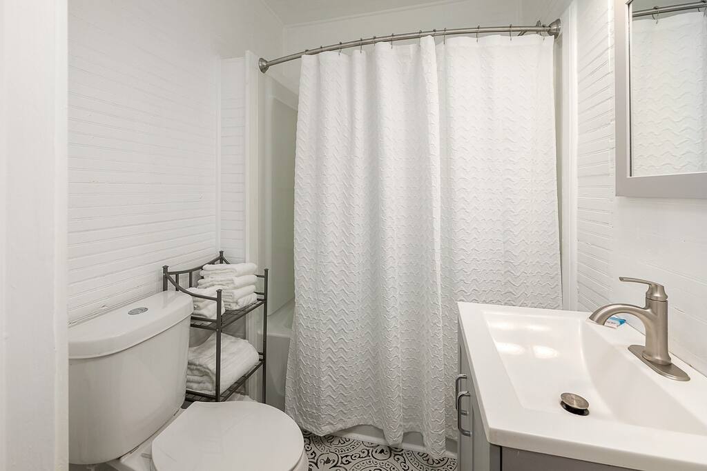 Full Bathroom 1