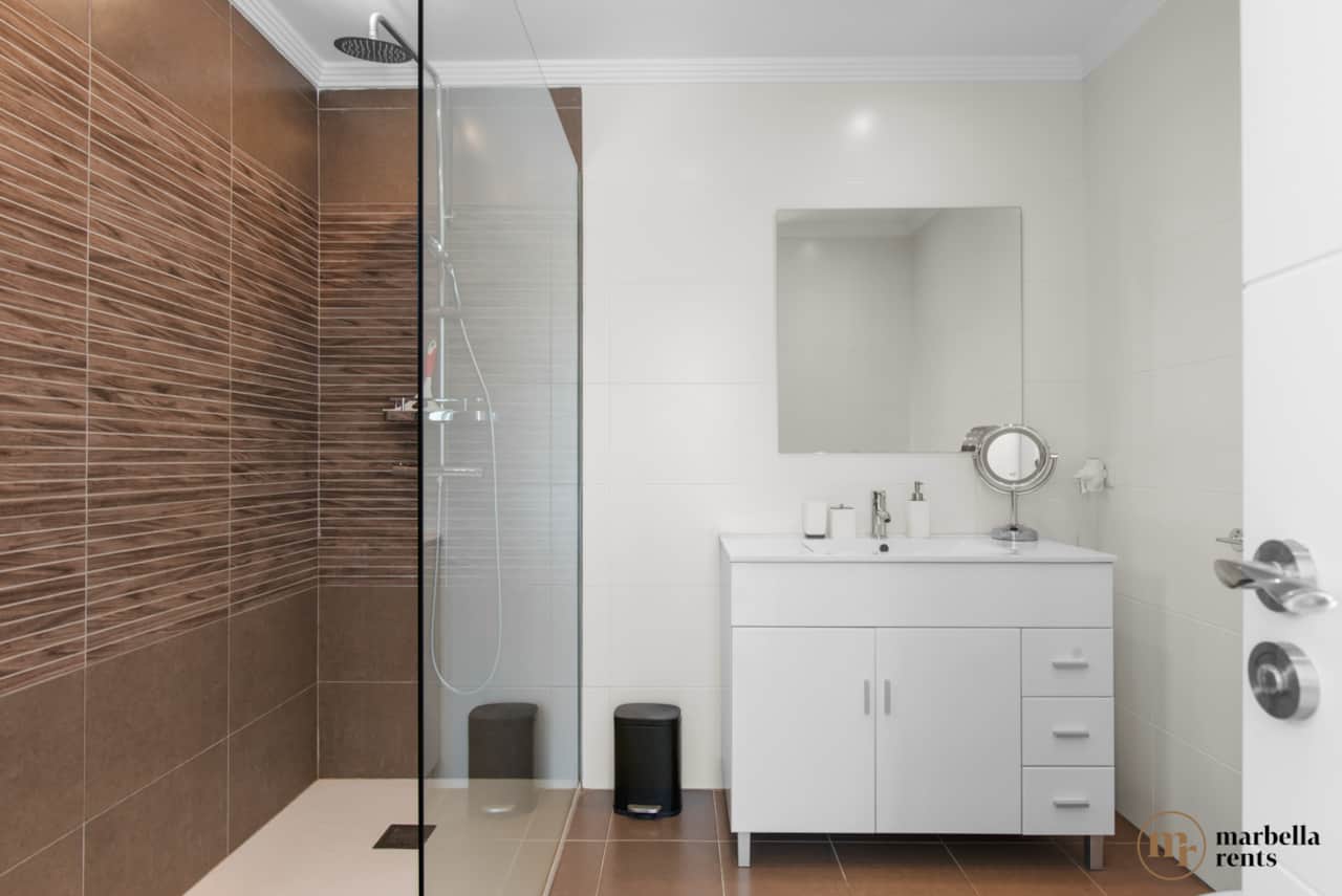 Lovely fully equiped bathroom