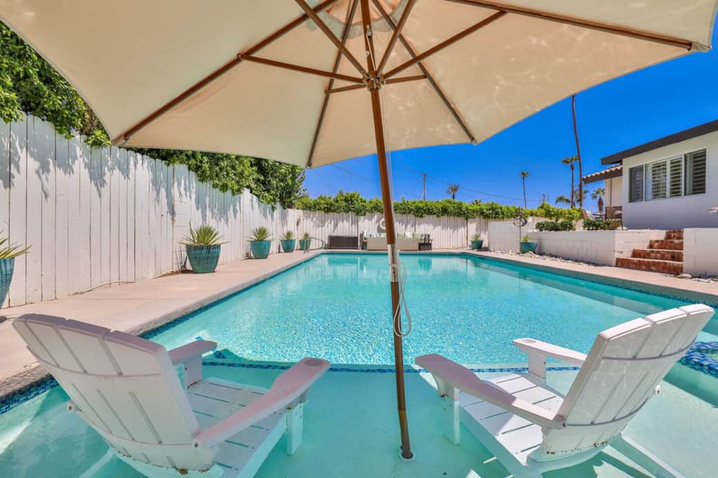 Pool tanning shelf with umbrellas