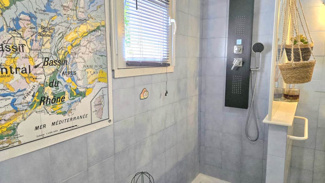 DOUCHE-JETS-MASSANTS-BAIN- CHAMBRE-HÔTES-TARN--OCCITANIE