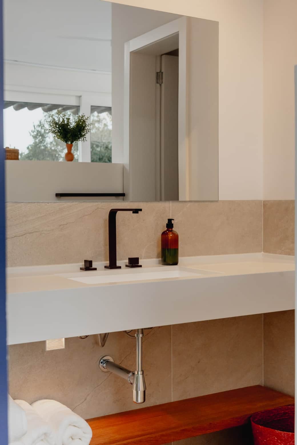 Clean lines and matte finishes in a refined bath setting Clean lines and matte finishes in a refined bath setting