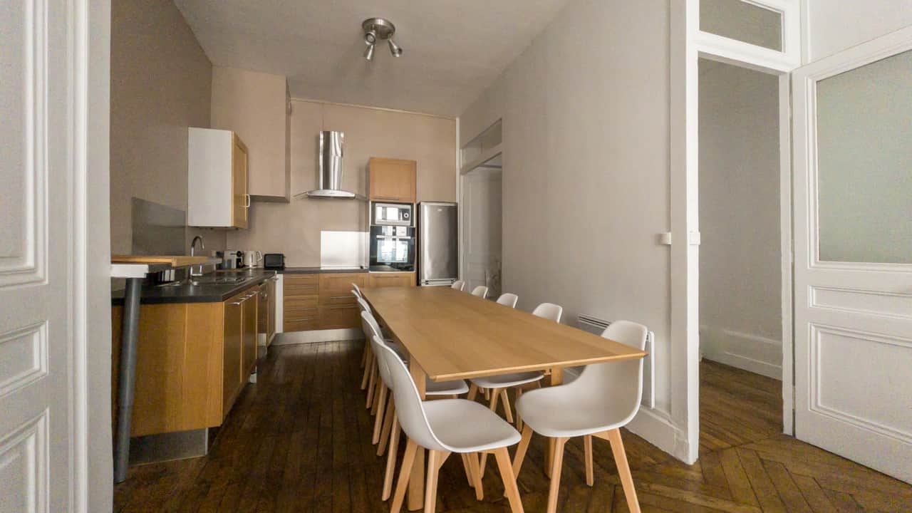 Fully equipped kitchen with a large table 
