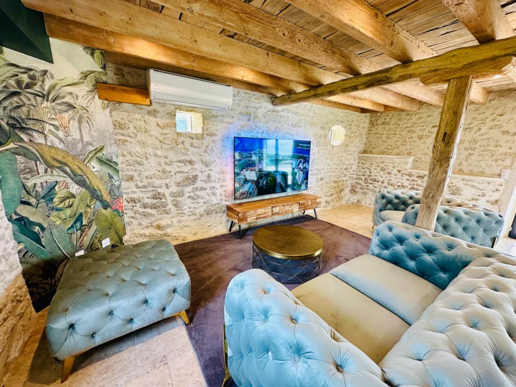 Le salon du Belvédère du Quercy, entre pierres et poutres