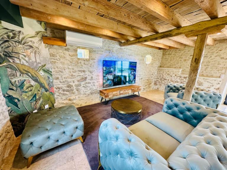 Le Belvédère du Quercy — Le salon entre pierres et poutres