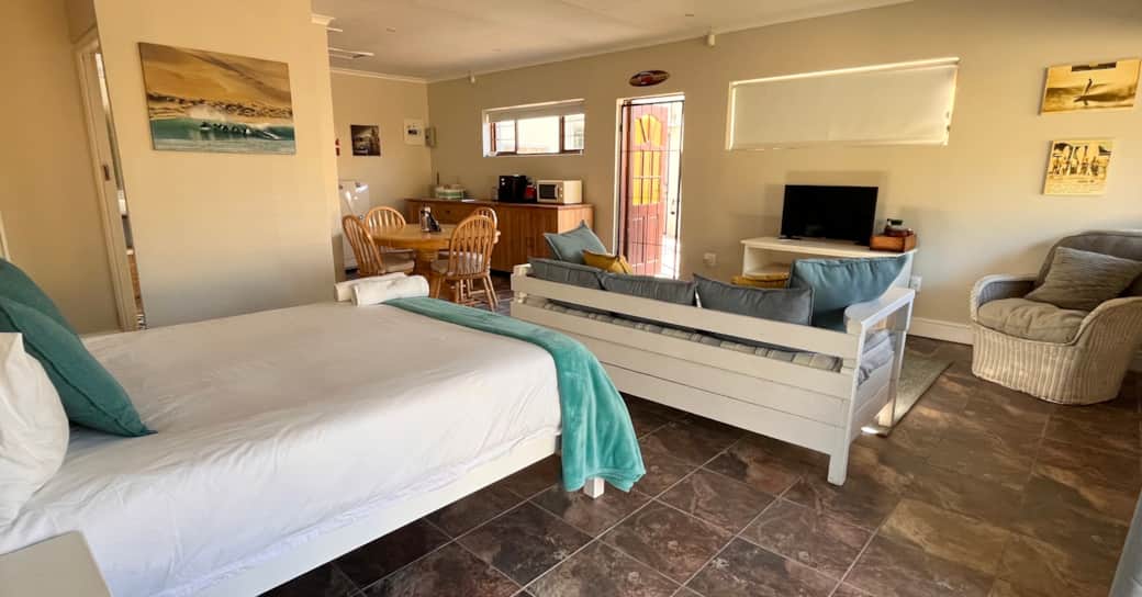 Open plan room with kitchen, bed, lounge and dining room