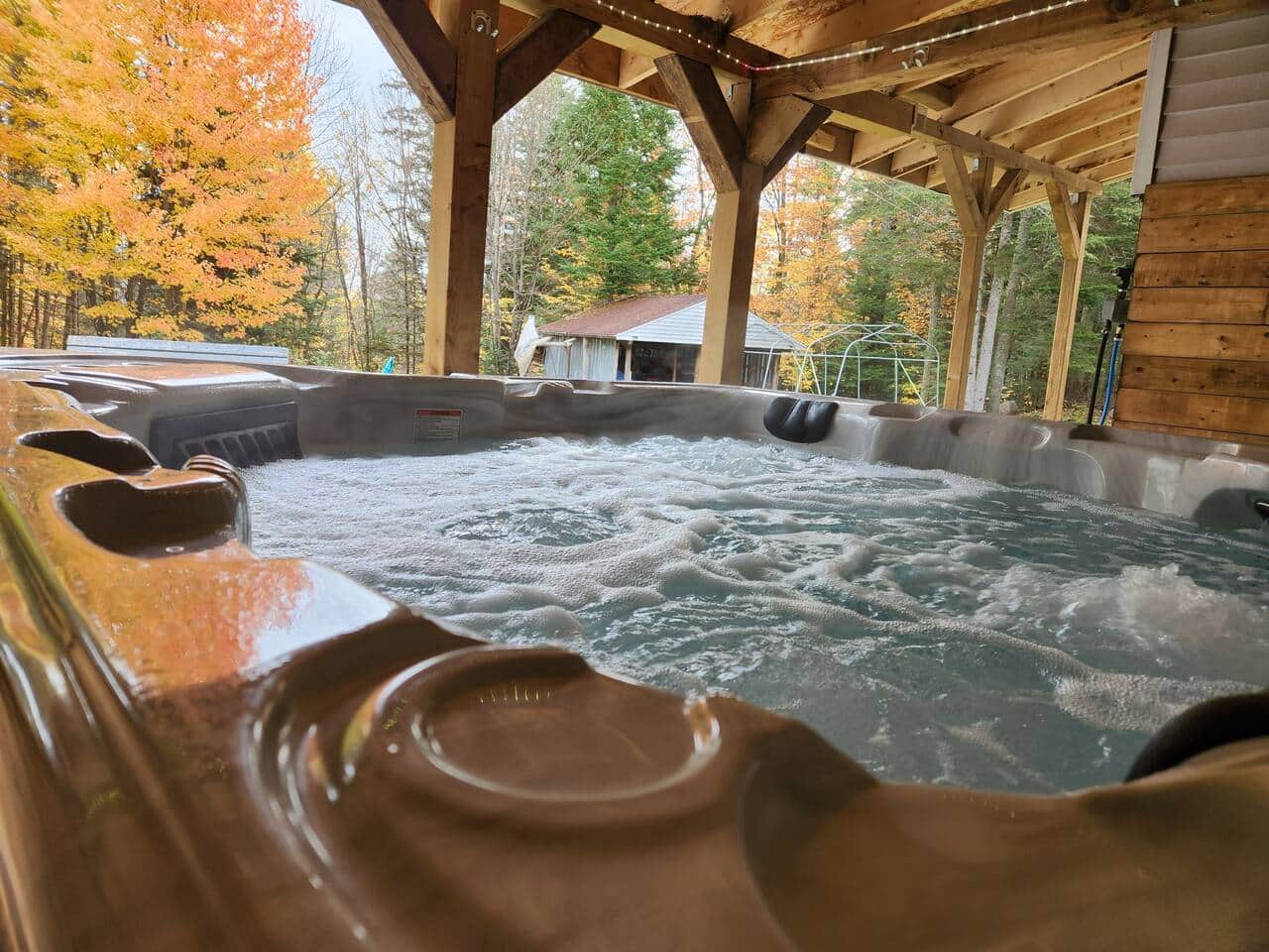 Spa instructions
So that everyone can make the most of the spa, please follow these guidelines:
Before entering:
Please shower before using the spa to remove any residues such as deodorant, oils, or sunscreen, as these substances can cloud the water.
