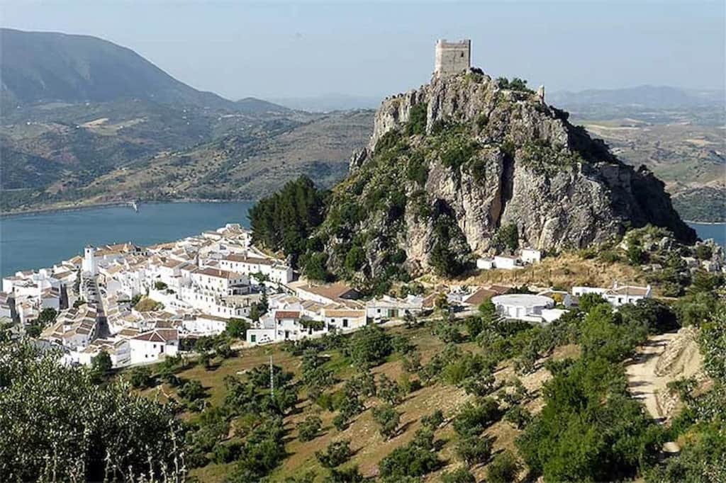 Zahara de la Sierra y su embalse turquesa