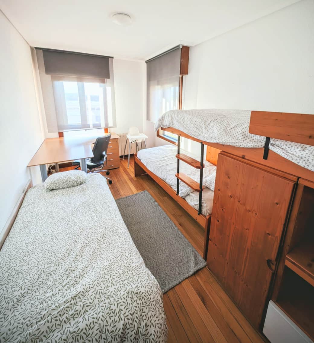 Dormitorio 3 (con cama nido y mesa de trabajo)