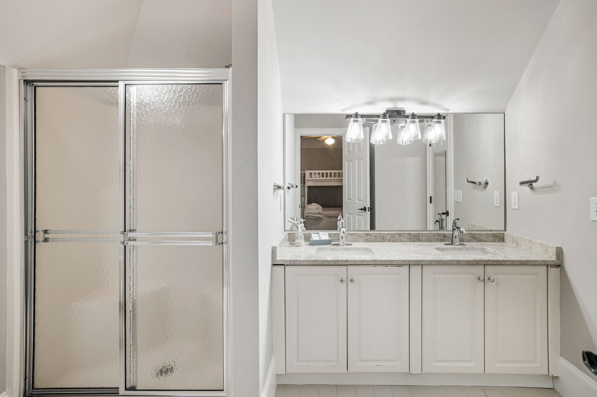Jack/Jill Bathroom