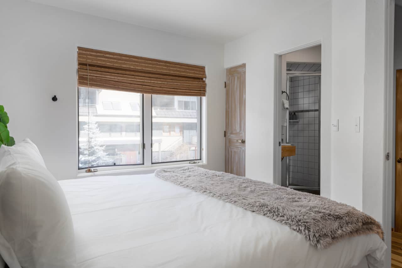 King bed w/ ensuite bath