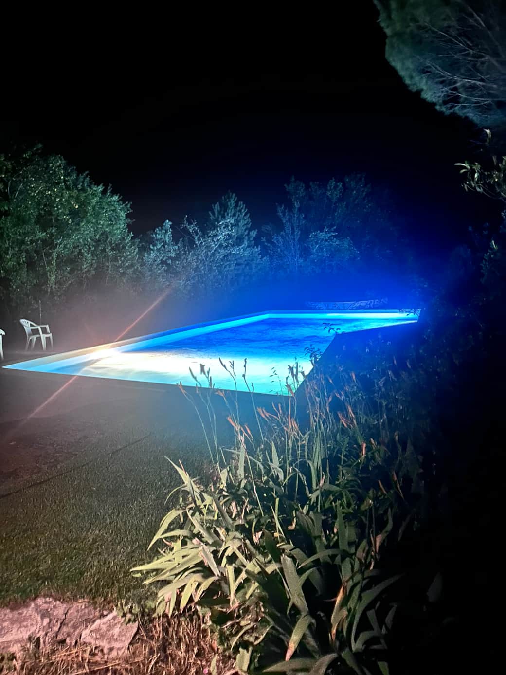 Piscine éclairée de nuit