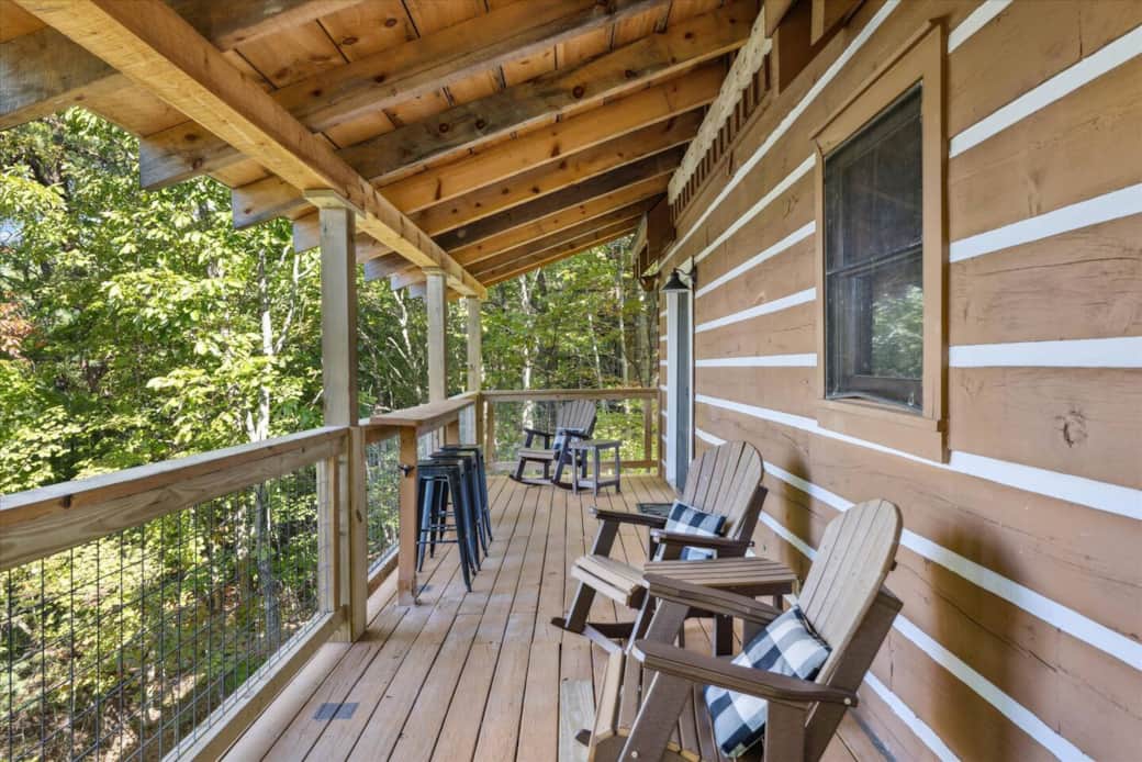 Main floor back deck w/bbq area