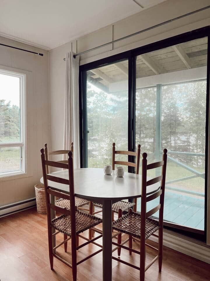 Balcon et porte vitrée avec vue sur la mer