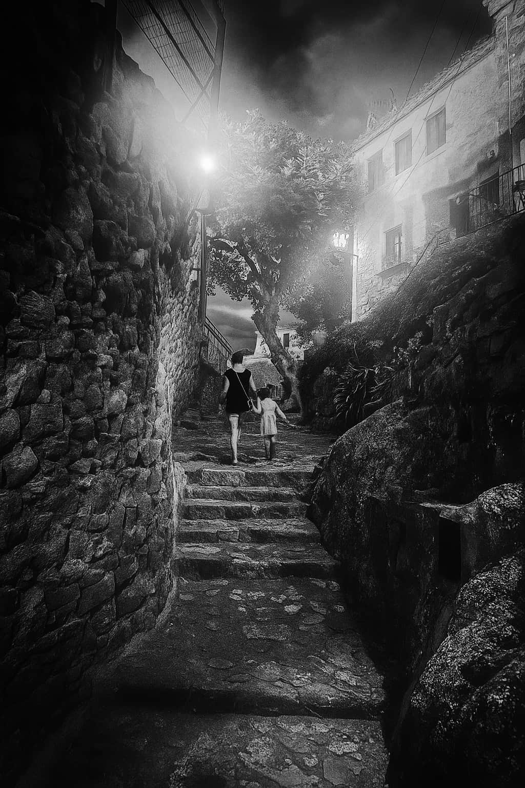 È un luogo magico in cui godersi una tranquilla passeggiata lungo le strette vie del castello, con viste mozzafiato.