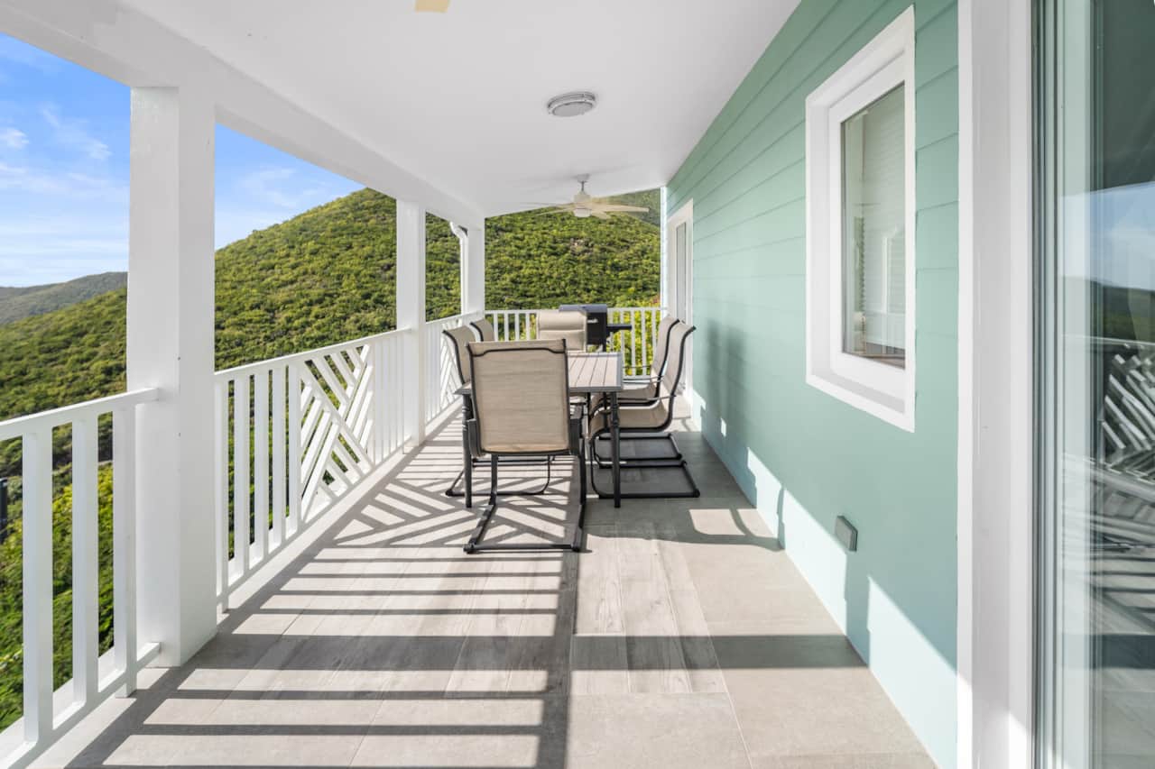 Outdoor deck & dining space
