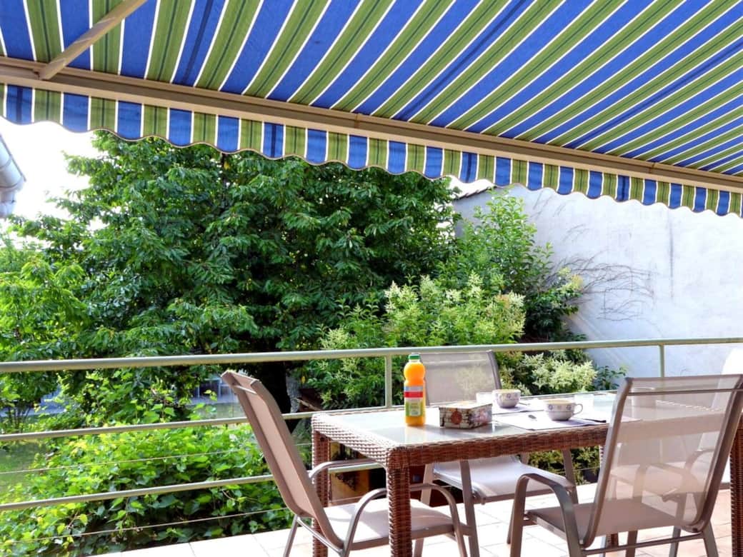 La terrasse spacieuse avec vue sur jardin et orientée est vous permettra de passer de bons moment conviviaux.