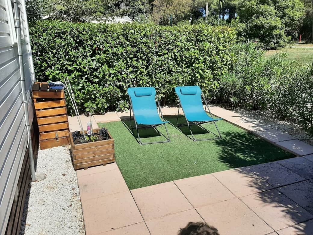 aspace extérieur ombragé avec transat