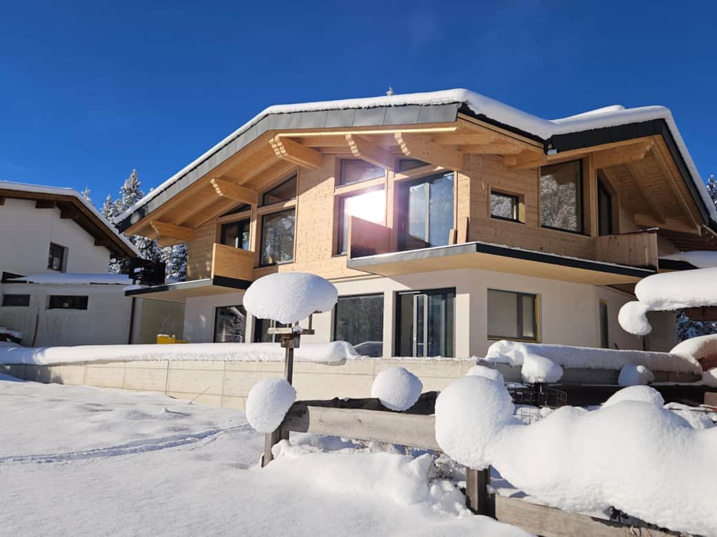 ALPINSTAR CHALET: Viele Fenster, Holz und Stein
