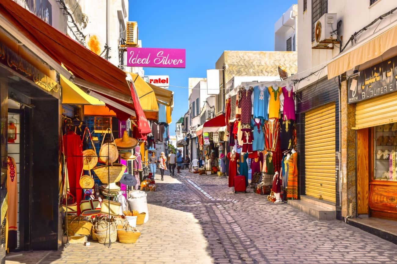 Rue commerçante, vieille ville de Mahdia, Tunisie