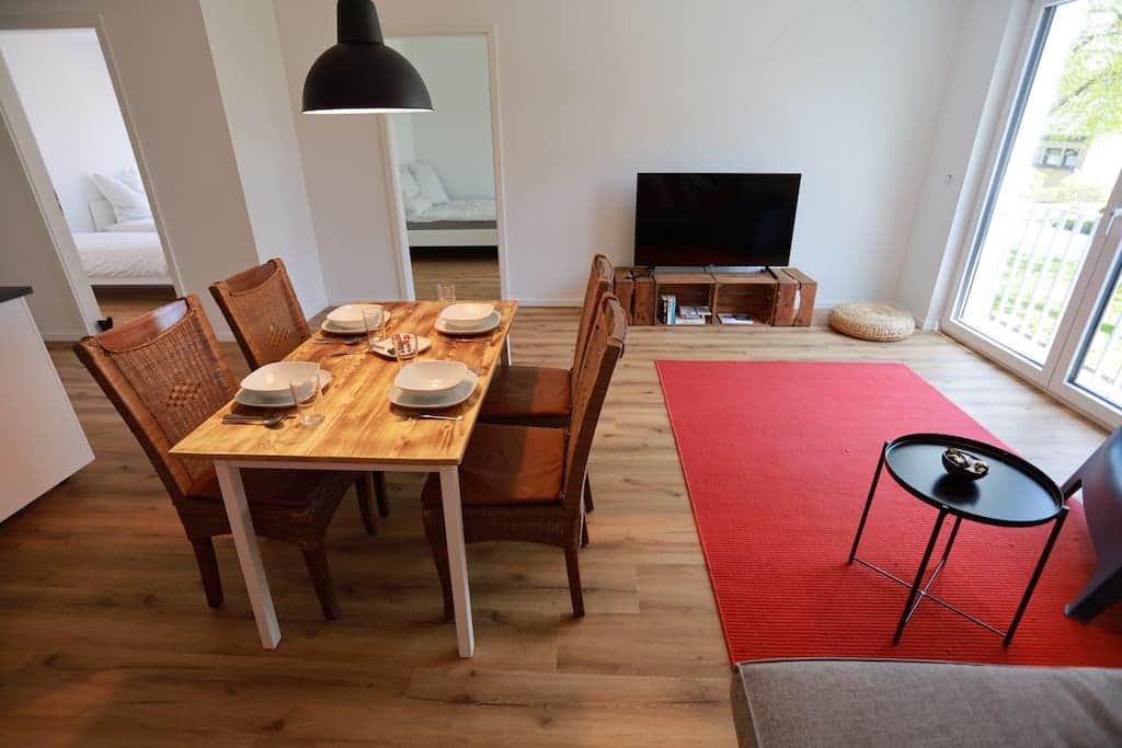 Spacious living room with 55 inch Smart-TV